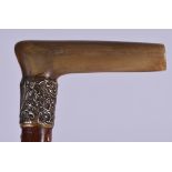 AN EARLY 20TH CENTURY BLOND RHINOCEROS HORN HANDLED WALKING STICK, formed with a floral white metal