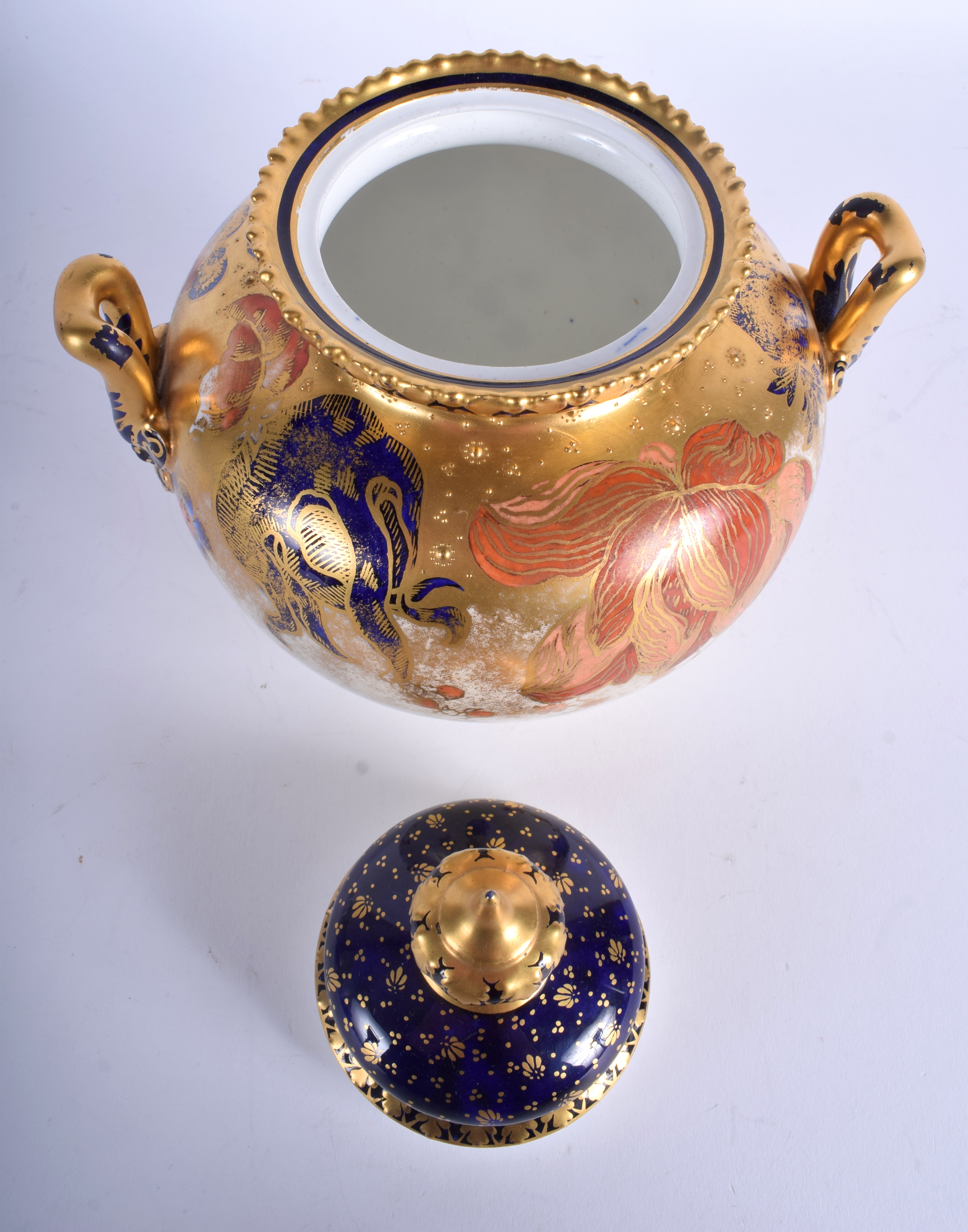 AN ANTIQUE ROYAL CROWN DERBY TWIN HANDLED PORCELAIN VASE AND COVER possibly for the Middle Eastern - Image 3 of 4