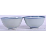 A PAIR OF CHINESE BLUE AND WHITE PORCELAIN BOWLS BEARING WANLI MARKS, internally painted with a sch