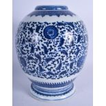 A LARGE 18TH/19TH CENTURY CHINESE BLUE AND WHITE PORCELAIN VASE Late Qianlong/Jiaqing. 25 cm high.