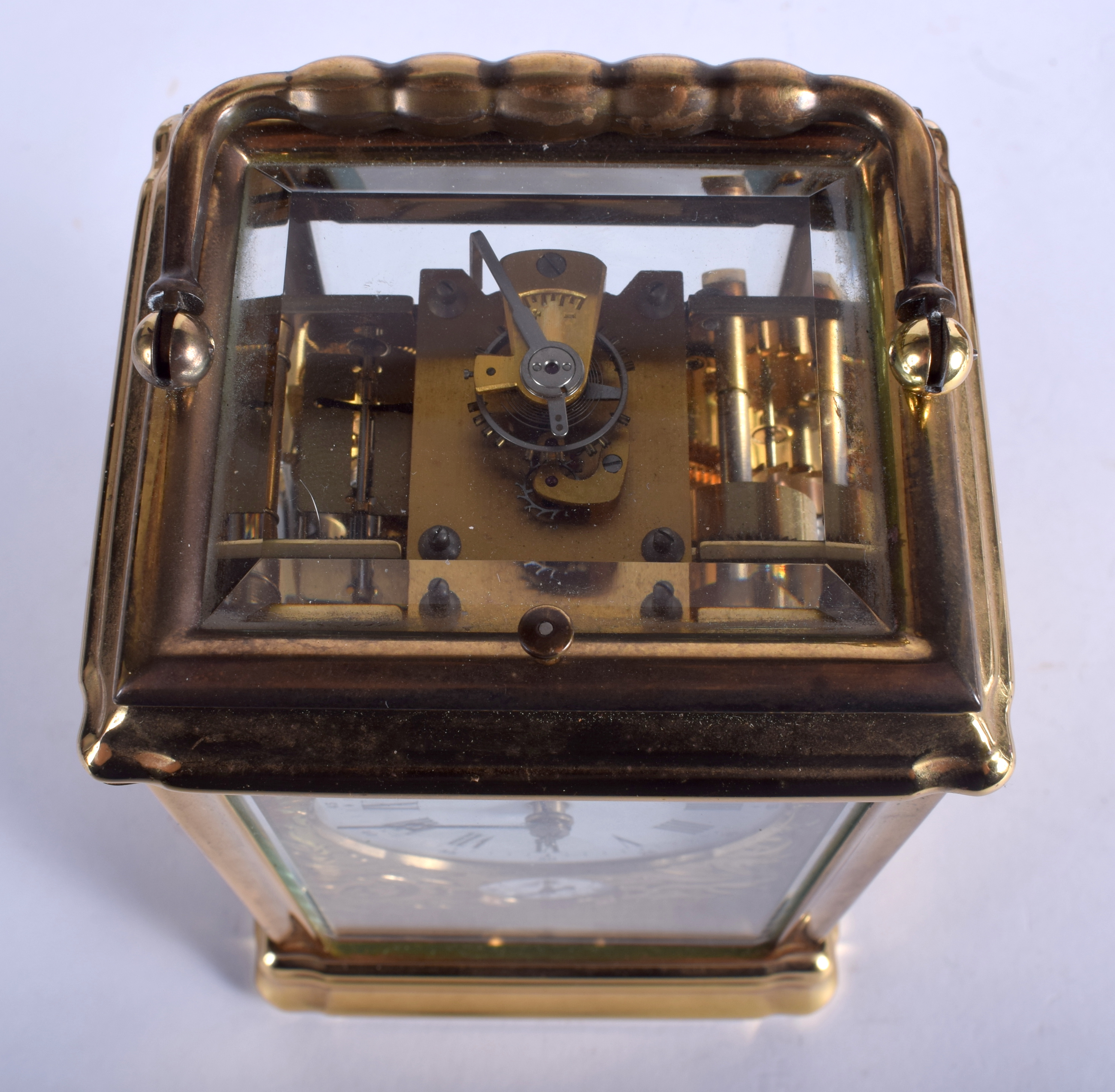 A FRENCH BRASS CARRIAGE CLOCK with engraved brass dial. 17.5 cm high inc handle. - Bild 3 aus 3