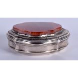 AN ANTIQUE CONTINENTAL SILVER AND AGATE SNUFF BOX. 6 cm x 4.5 cm.