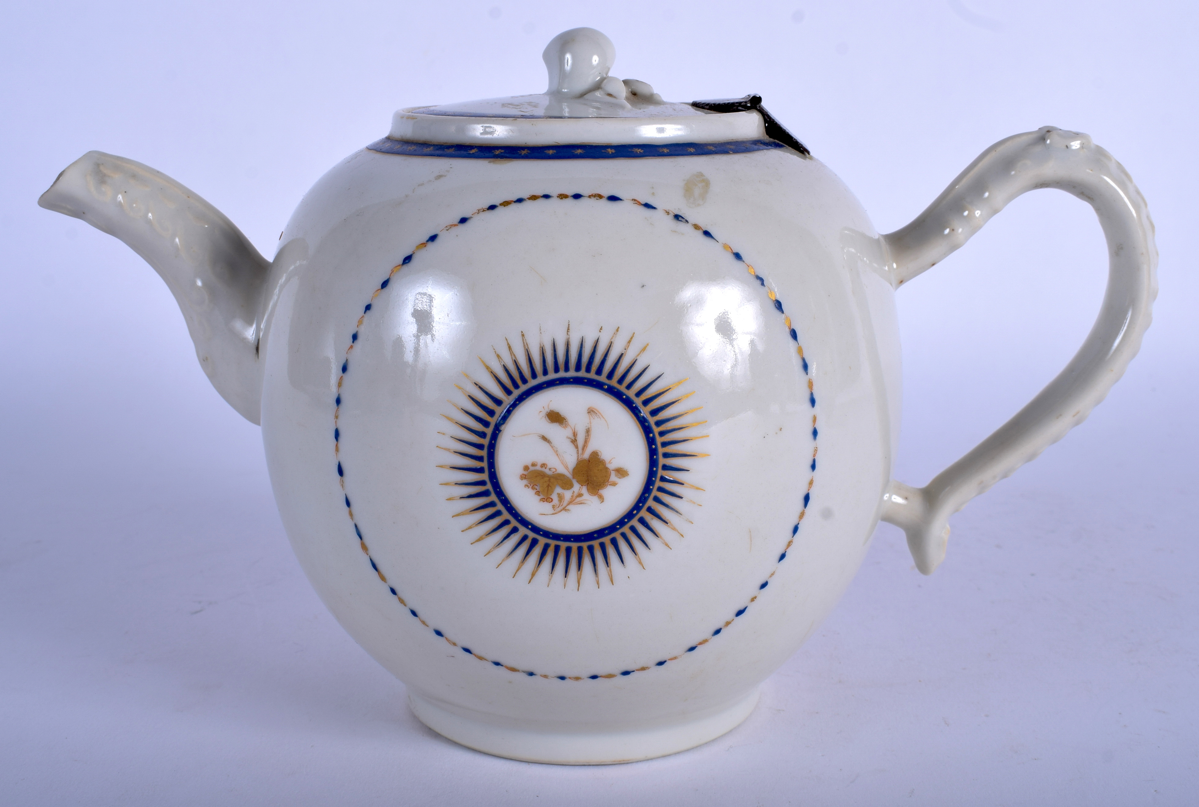 AN 18TH CENTURY CHINESE EXPORT TEAPOT AND COVER Qianlong. 22 cm wide.