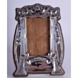 AN ART NOUVEAU BYRON SILVER PHOTOGRAPH FRAME. 11 cm x 16 cm.