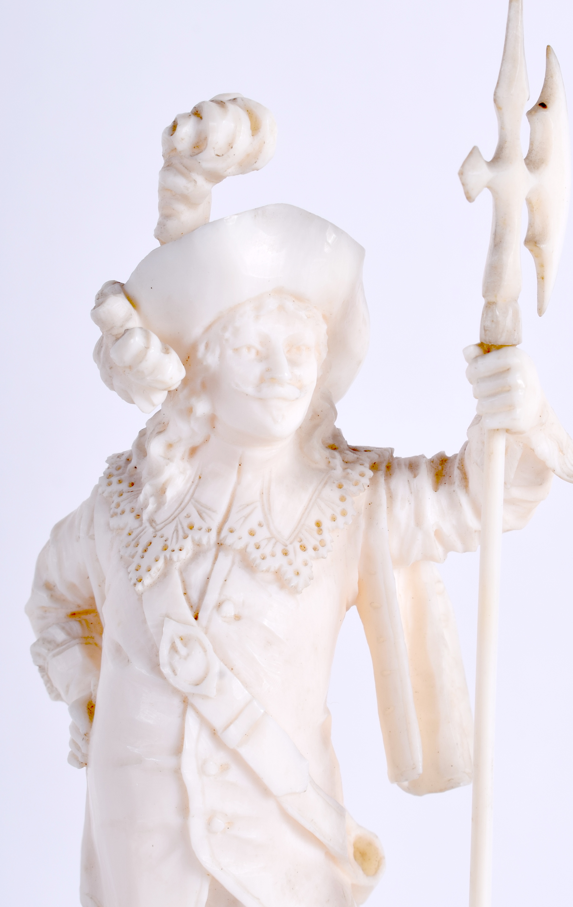A PAIR OF 19TH CENTURY CONTINENTAL CARVED IVORY DIEPPE CAVALIERS modelled upon pedestals. 21 cm hig - Image 3 of 4