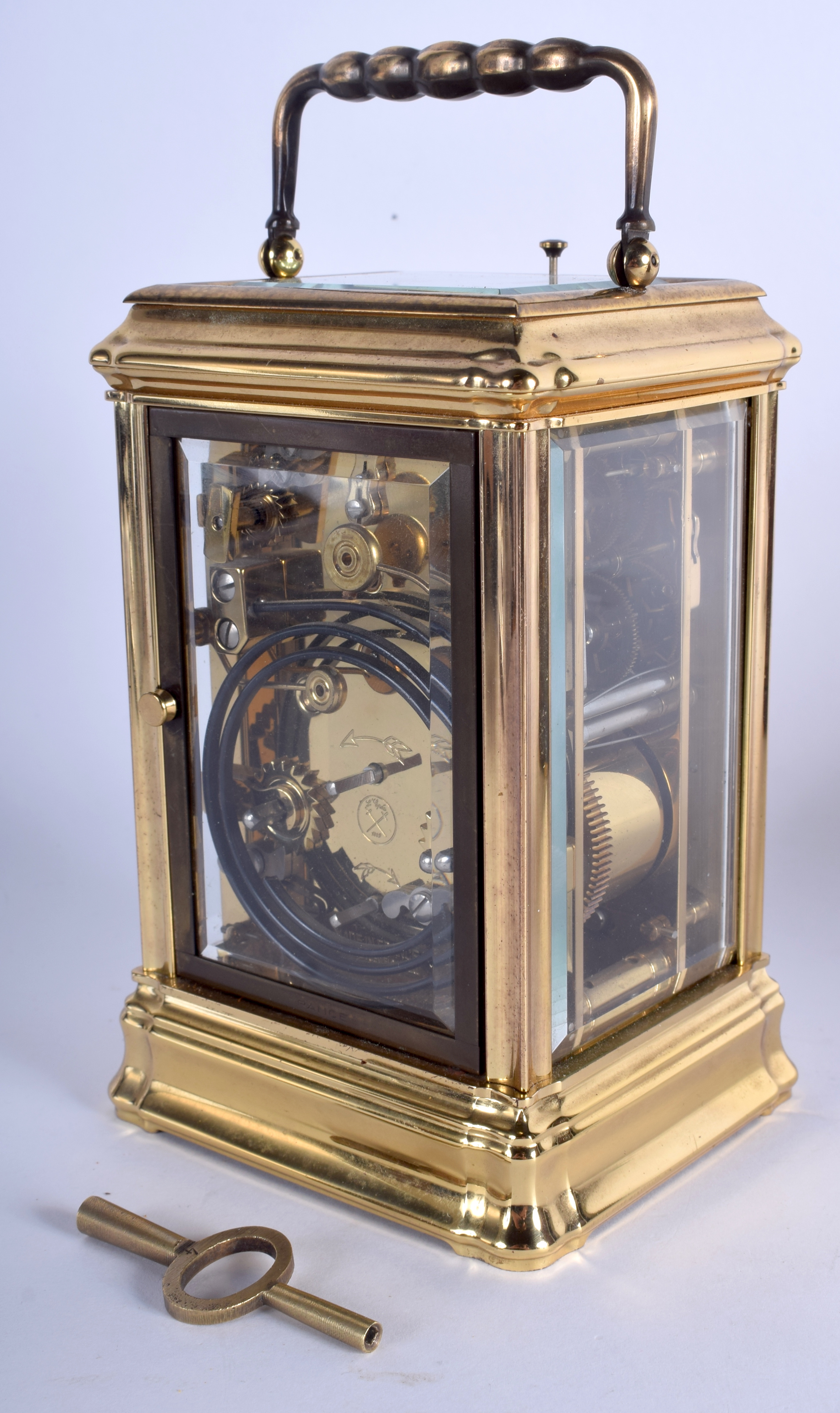 A FRENCH BRASS CARRIAGE CLOCK with engraved brass dial. 17.5 cm high inc handle. - Bild 2 aus 3