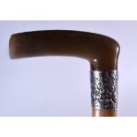 AN EARLY 20TH CENTURY RHINOCEROS HORN HANDLED WALKING STICK, formed with a silver collar. 83 cm lon