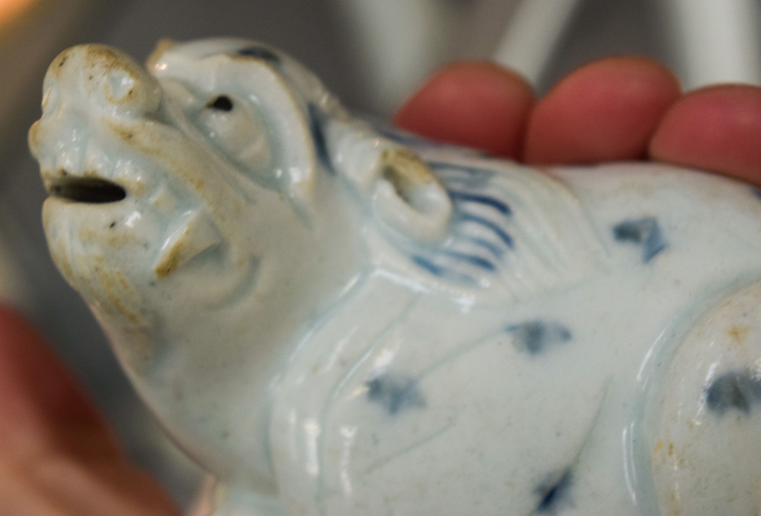 A 17TH/18TH CENTURY CHINESE KOREAN BLUE AND WHITE WATER DROPPER formed as a Buddhistic lion. 10 cm - Image 5 of 8