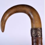 AN EARLY 20TH CENTURY RHINOCEROS HORN HANDLED WALKING STICK, formed with a ribbed naturalistic shaf