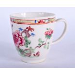 A 18TH CENTURY BOW EARLY FAMILLE ROSE STYLE COFFEE CUP with unusual famille vert border. 7.5 cm hig