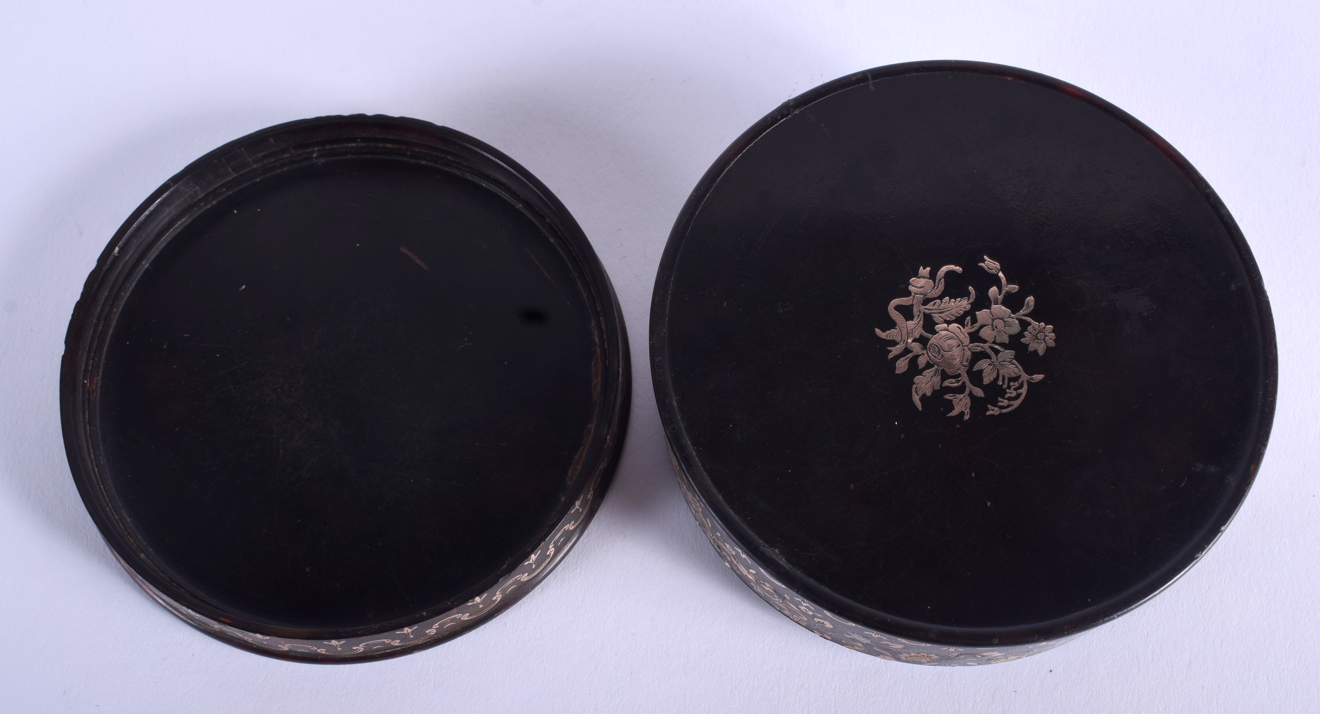 A GOOD GEORGEIII GOLD INLAID PIQUE WORK TORTOISESHELL BOX AND COVER decorated with foliage. 9 cm x - Image 5 of 5