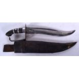 A MID 20TH CENTURY BUFFALO HORN HANDLED HUNTING DAGGER, formed with a curved blade, stamped “Milita
