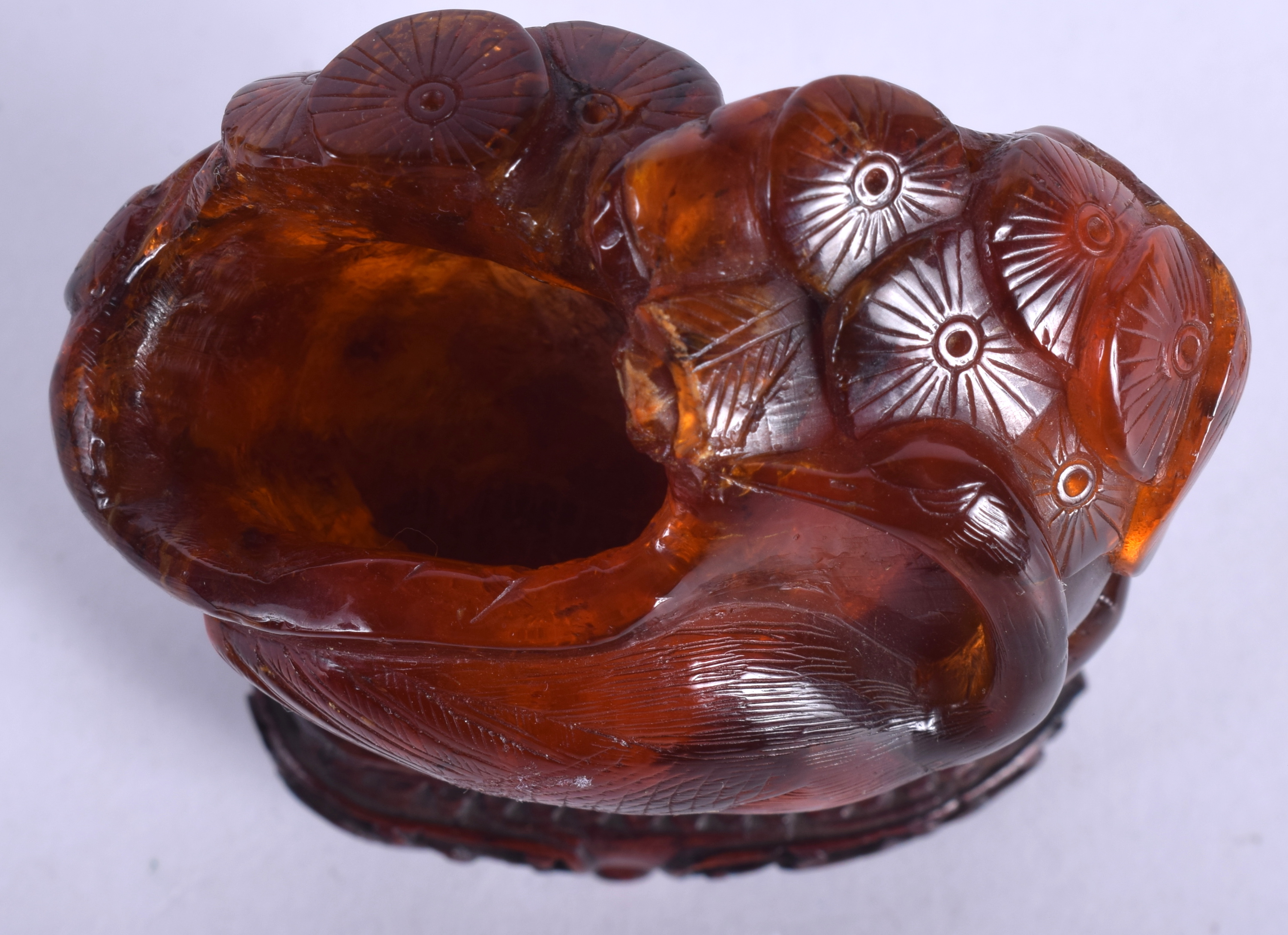 A RARE 18TH/19TH CENTURY CHINESE CARVED AMBER BRUSH WASHER Qianlong. 54.8 grams. Amber 6.5 cm x 5.7 - Image 6 of 6