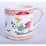 A 18TH CENTURY BOW COFFEE CAN painted in famille rose style, having a flat unglazed base. 8 cm high