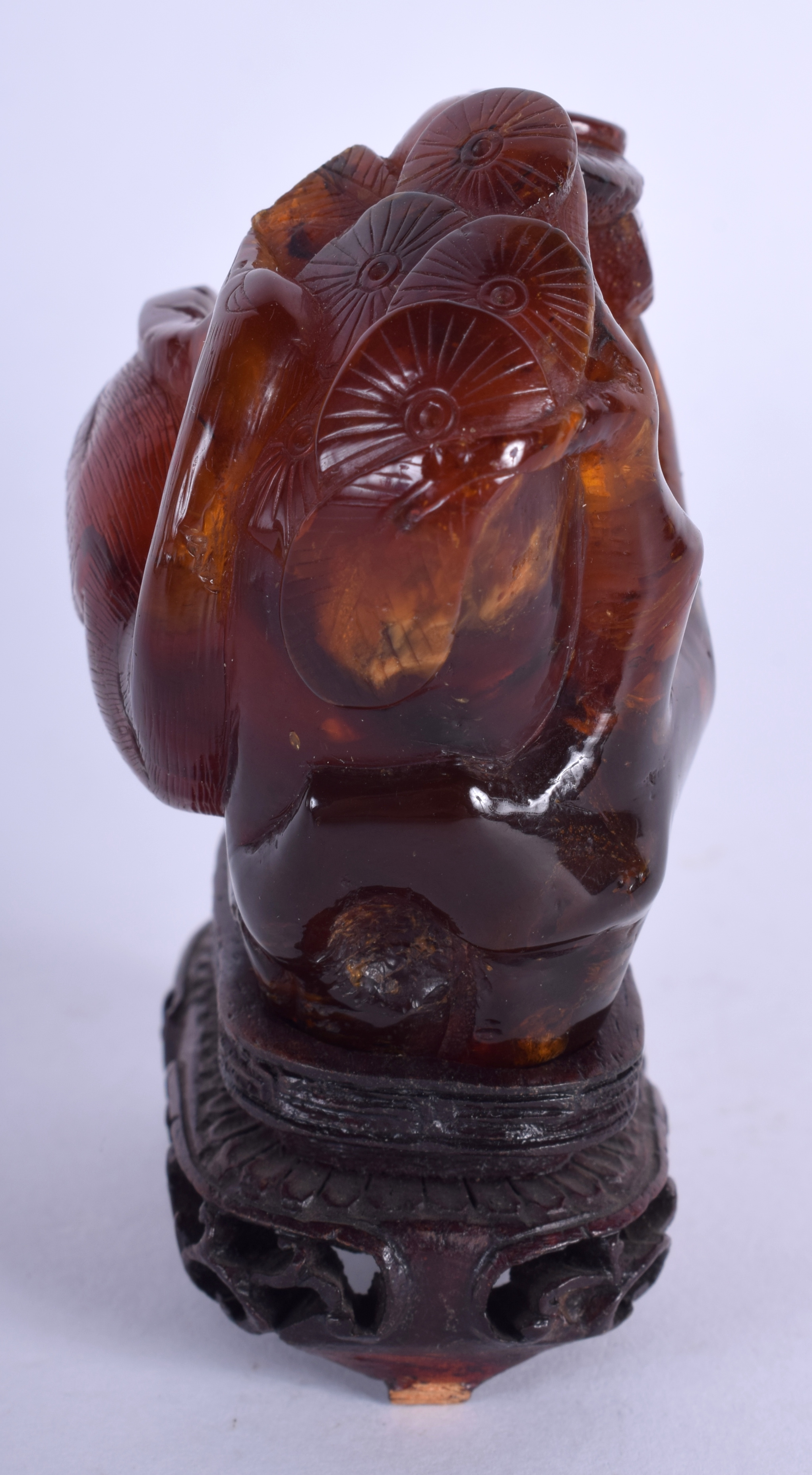 A RARE 18TH/19TH CENTURY CHINESE CARVED AMBER BRUSH WASHER Qianlong. 54.8 grams. Amber 6.5 cm x 5.7 - Image 2 of 6