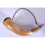 AN EARLY 20TH CENTURY HUNTING HORN, formed with brass fittings. 25 cm long.