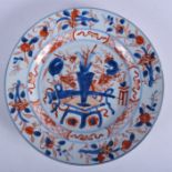 A 17TH/18TH CENTURY CHINESE EXPORT IMARI DISH Kangxi/Yongzheng. 22 cm diameter.