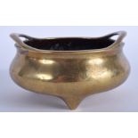 A 19TH CENTURY CHINESE TWIN HANDLED BRONZE CENSER bearing Xuande marks to base. 444 grams. 11.5 cm