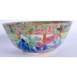 A 19TH CENTURY CHINESE CANTON FAMILLE ROSE BOWL Qing. 16 cm wide.