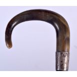 AN EARLY 20TH CENTURY RHINOCEROS HORN HANDLED WALKING STICK, formed with a silver collar. 89 cm lon