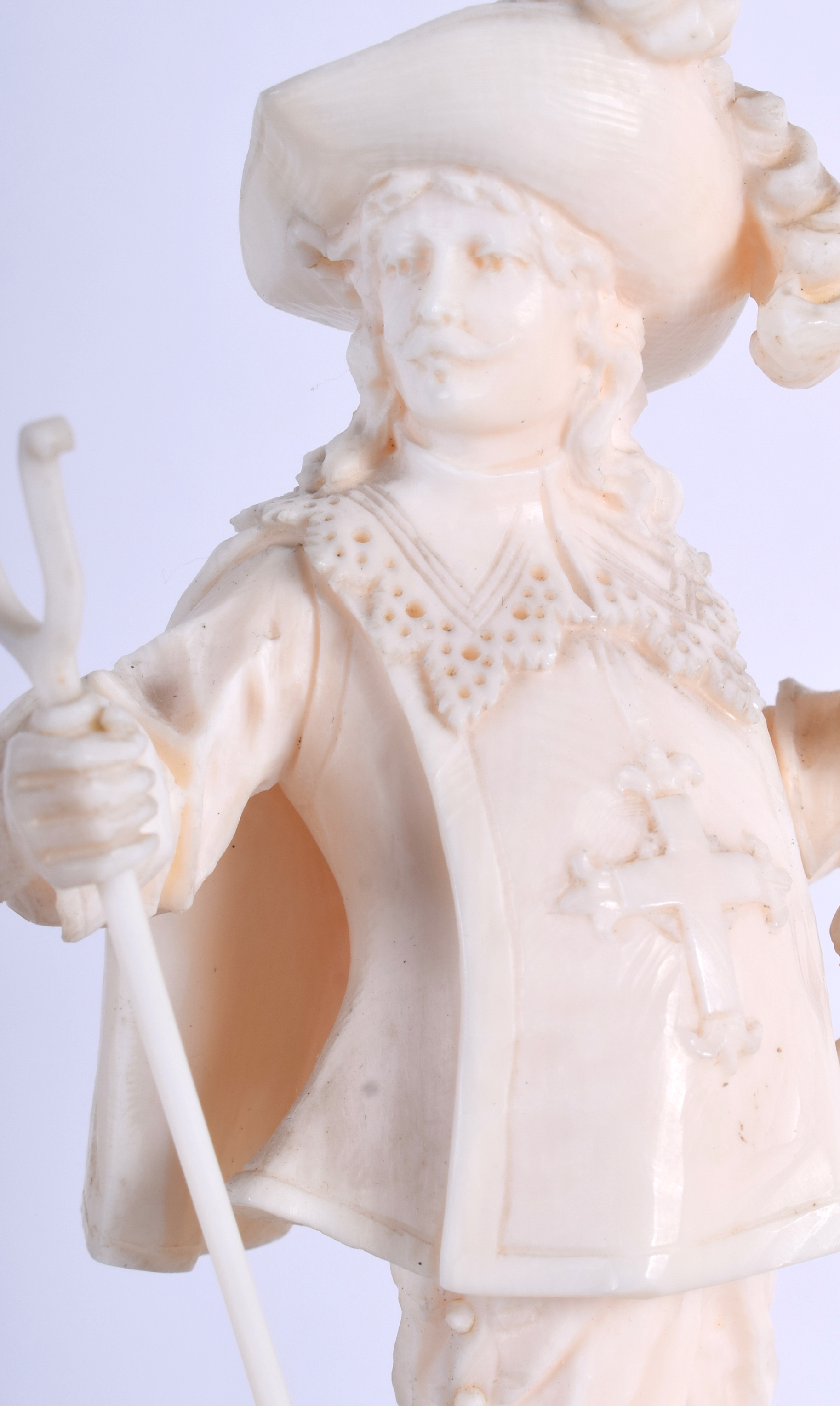 A PAIR OF 19TH CENTURY CONTINENTAL CARVED IVORY DIEPPE CAVALIERS modelled upon pedestals. 21 cm hig - Image 4 of 4