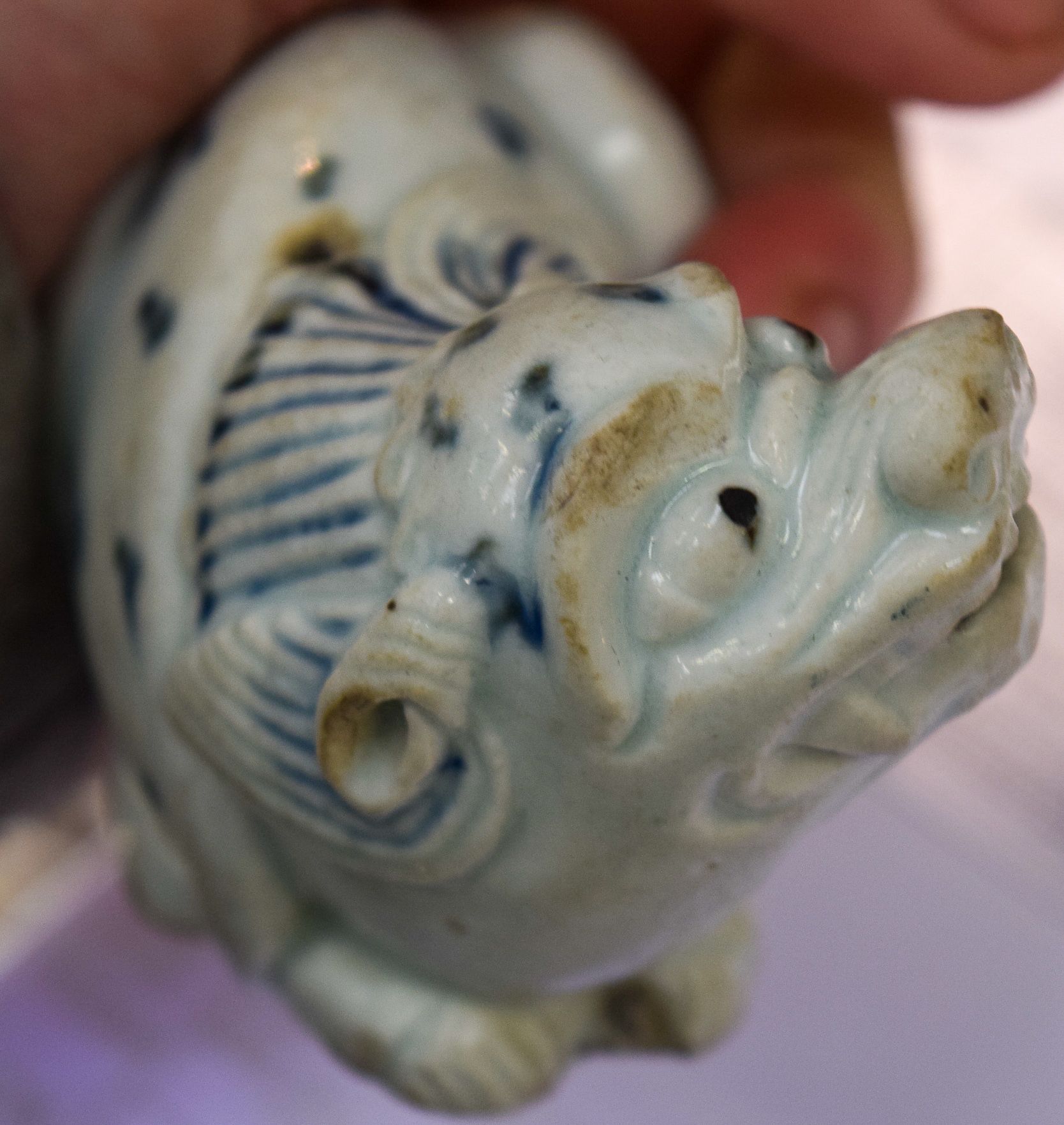 A 17TH/18TH CENTURY CHINESE KOREAN BLUE AND WHITE WATER DROPPER formed as a Buddhistic lion. 10 cm - Image 8 of 8