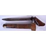 AN UNUSUAL ANTIQUE PISTOL DAGGER OR PUNCH DAGGER, formed with a wooden scabbard and brass tip. 35.5