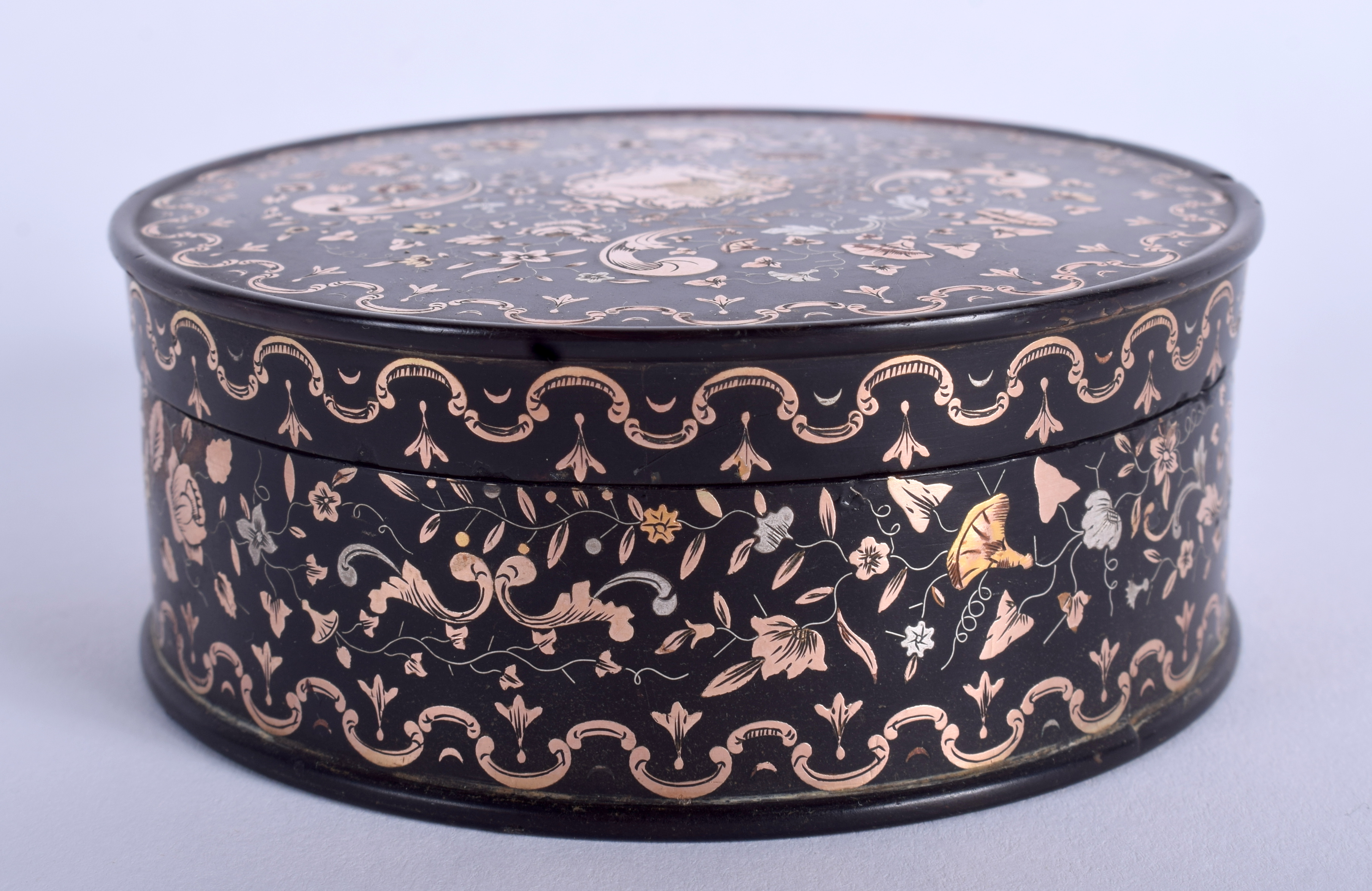 A GOOD GEORGEIII GOLD INLAID PIQUE WORK TORTOISESHELL BOX AND COVER decorated with foliage. 9 cm x - Image 2 of 5