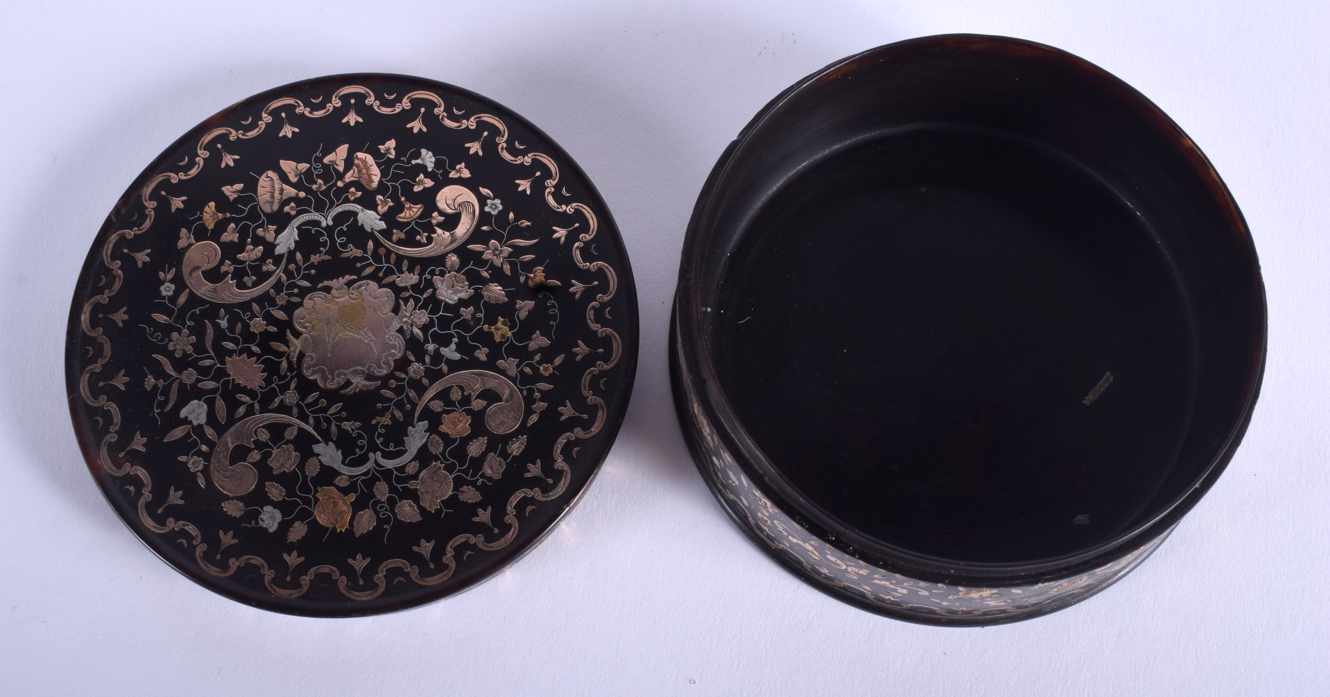 A GOOD GEORGEIII GOLD INLAID PIQUE WORK TORTOISESHELL BOX AND COVER decorated with foliage. 9 cm x - Image 4 of 5