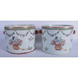 A LARGE PAIR OF 18TH CENTURY CHINESE EXPORT FAMILLE ROSE WINE COOLERS Qianlong. 17 cm x 17 cm.