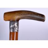 AN EARLY 20TH CENTURY RHINOCEROS HORN HANDLED WALKING STICK, formed with a silver collar. 88 cm lon