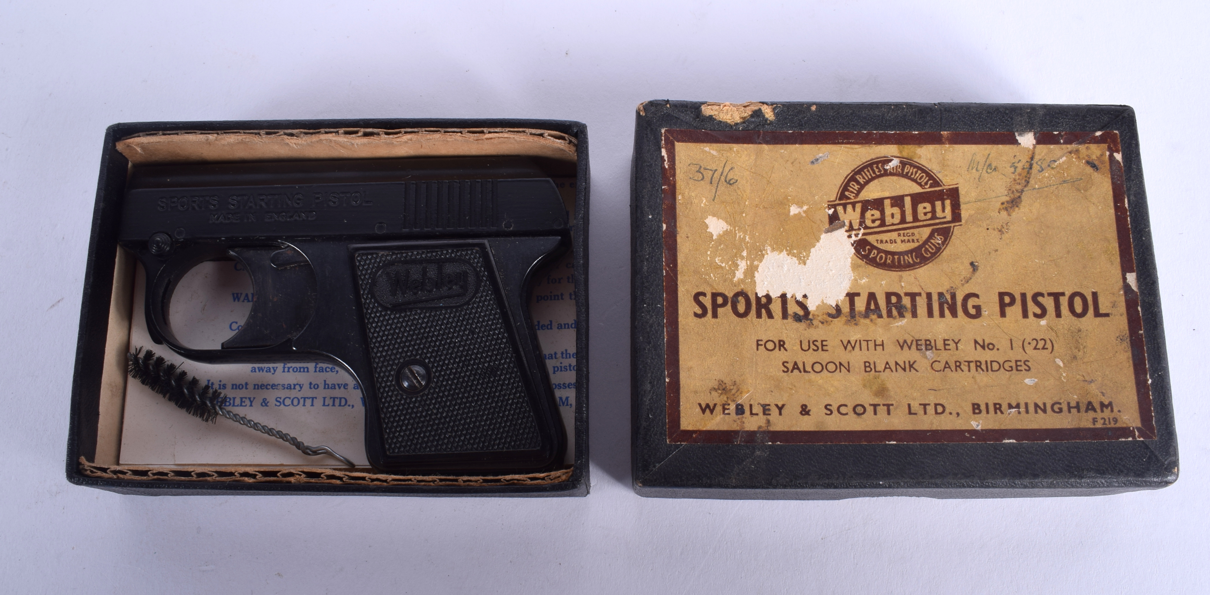 A VINTAGE BOXED WEBLEY SPORTS STARTING PISTOL.