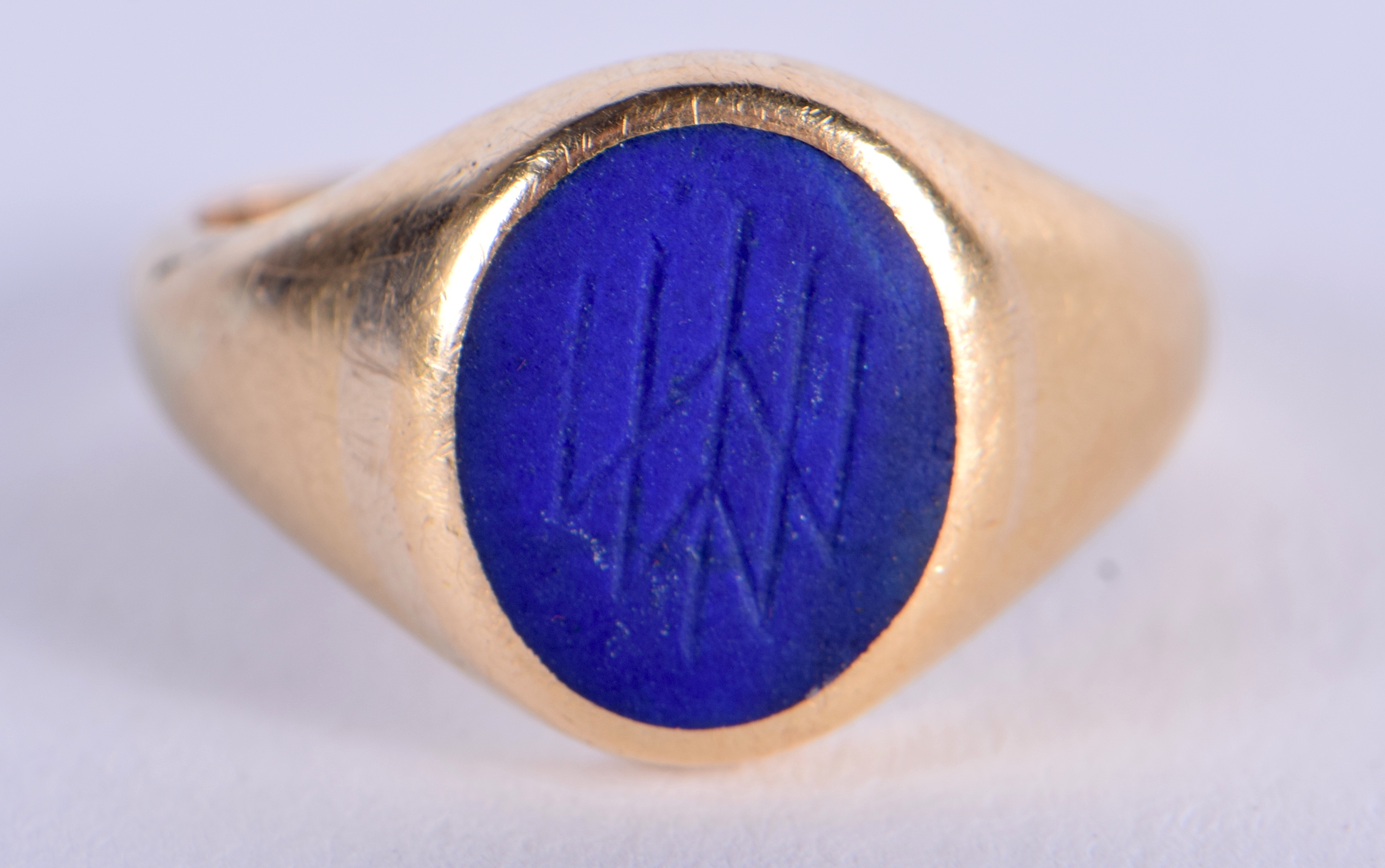 AN 18CT GOLD AND LAPIS LAZULI RING. 4.4 grams. J.