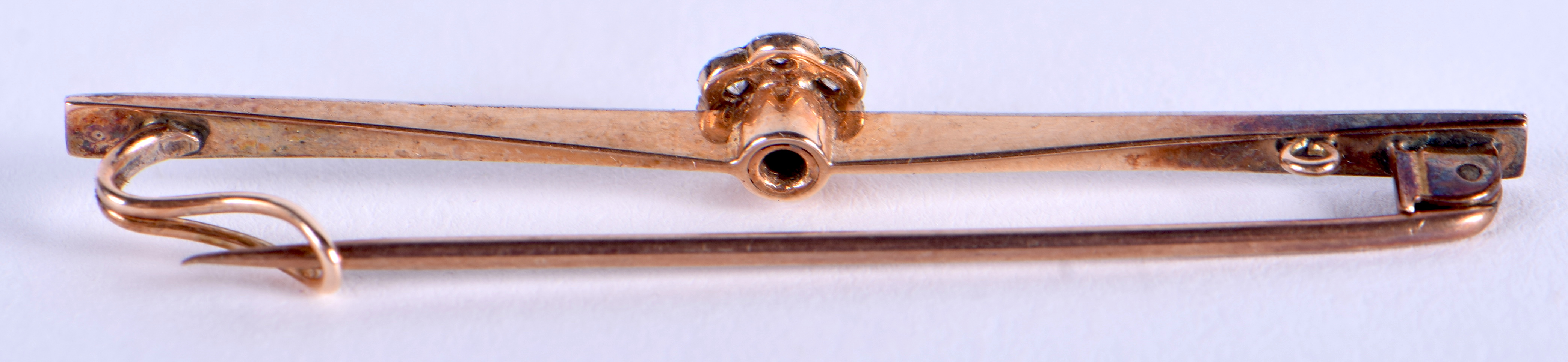 AN EDWARDIAN GOLD AND DIAMOND BAR BROOCH. 2.4 grams. 5 cm wide. - Image 2 of 3