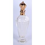 AN ANTIQUE FRENCH GOLD TOPPED SCENT BOTTLE. 7.5 cm high.