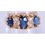 AN EDWARDIAN 18CT GOLD AND SAPPHIRE RING. 3.6 grams. M.