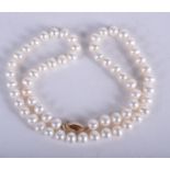 A GOLD AND PEARL NECKLACE. 40 cm long.