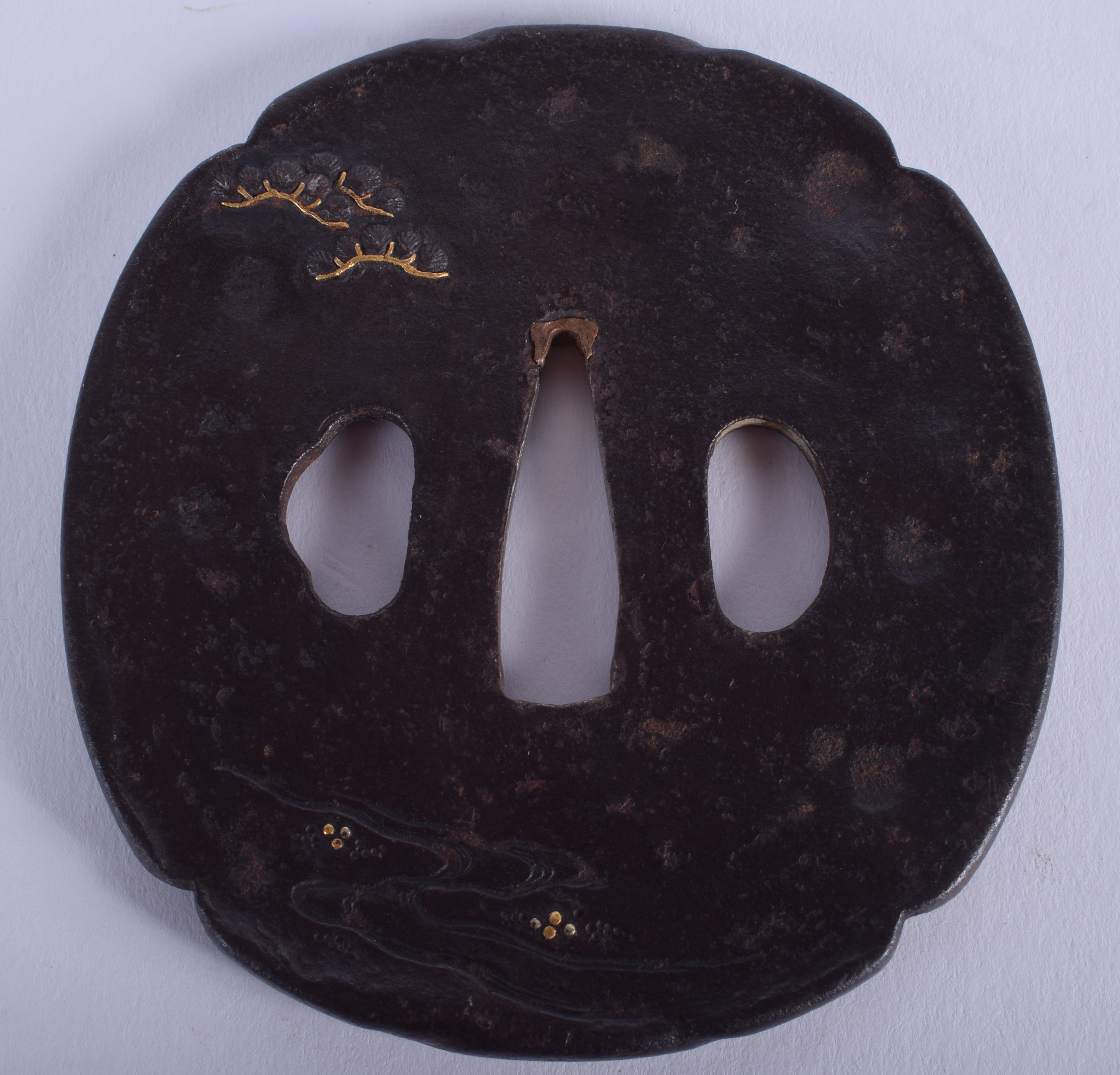 AN 18TH/19TH CENTURY JAPANESE EDO PERIOD IRON TSUBA decorated with a silver and gold farmer. 7.5 cm - Image 2 of 2