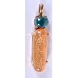 A VINTAGE GOLD AND STONE PENDANT. 3.5 cm long.