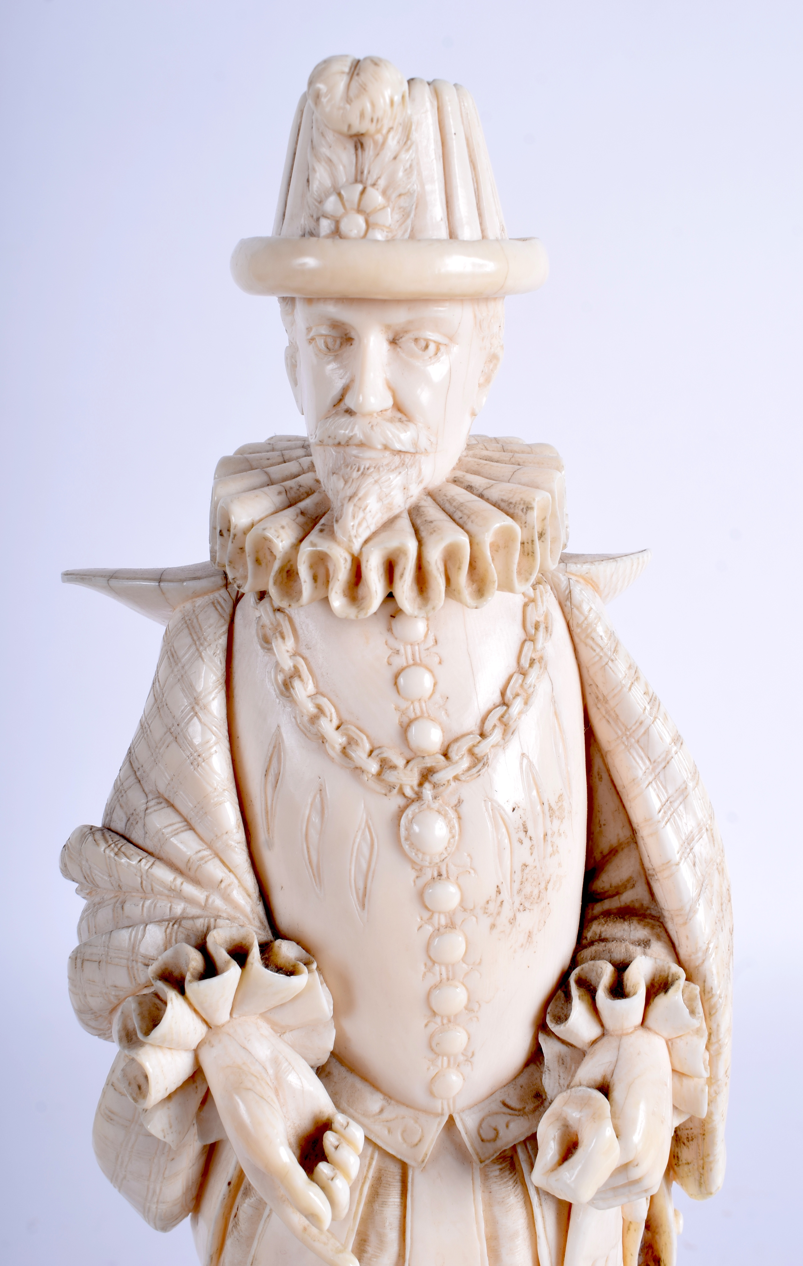 A LARGE 19TH CENTURY CONTINENTAL IVORY DIEPPE FIGURE OF A DANDY modelled in ruffles. 37 cm high. - Bild 4 aus 4
