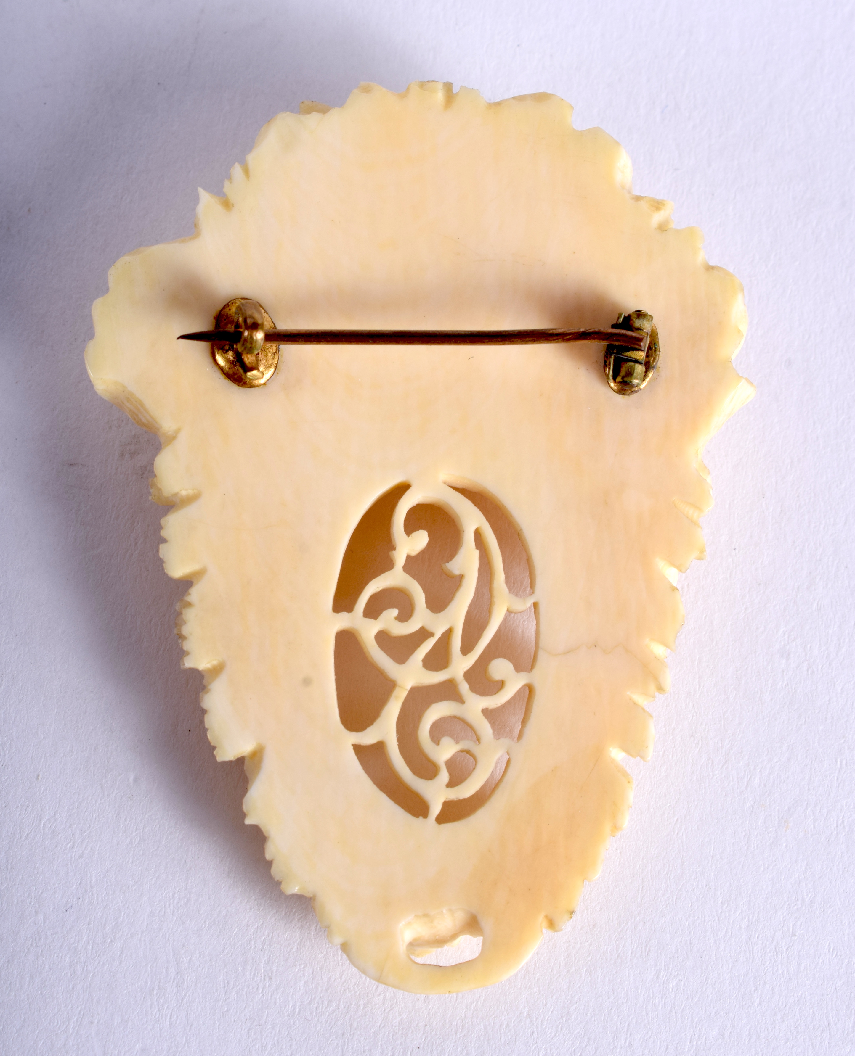 AN ANTIQUE CARVED IVORY BROOCH. 6 cm x 4 cm. - Image 2 of 2