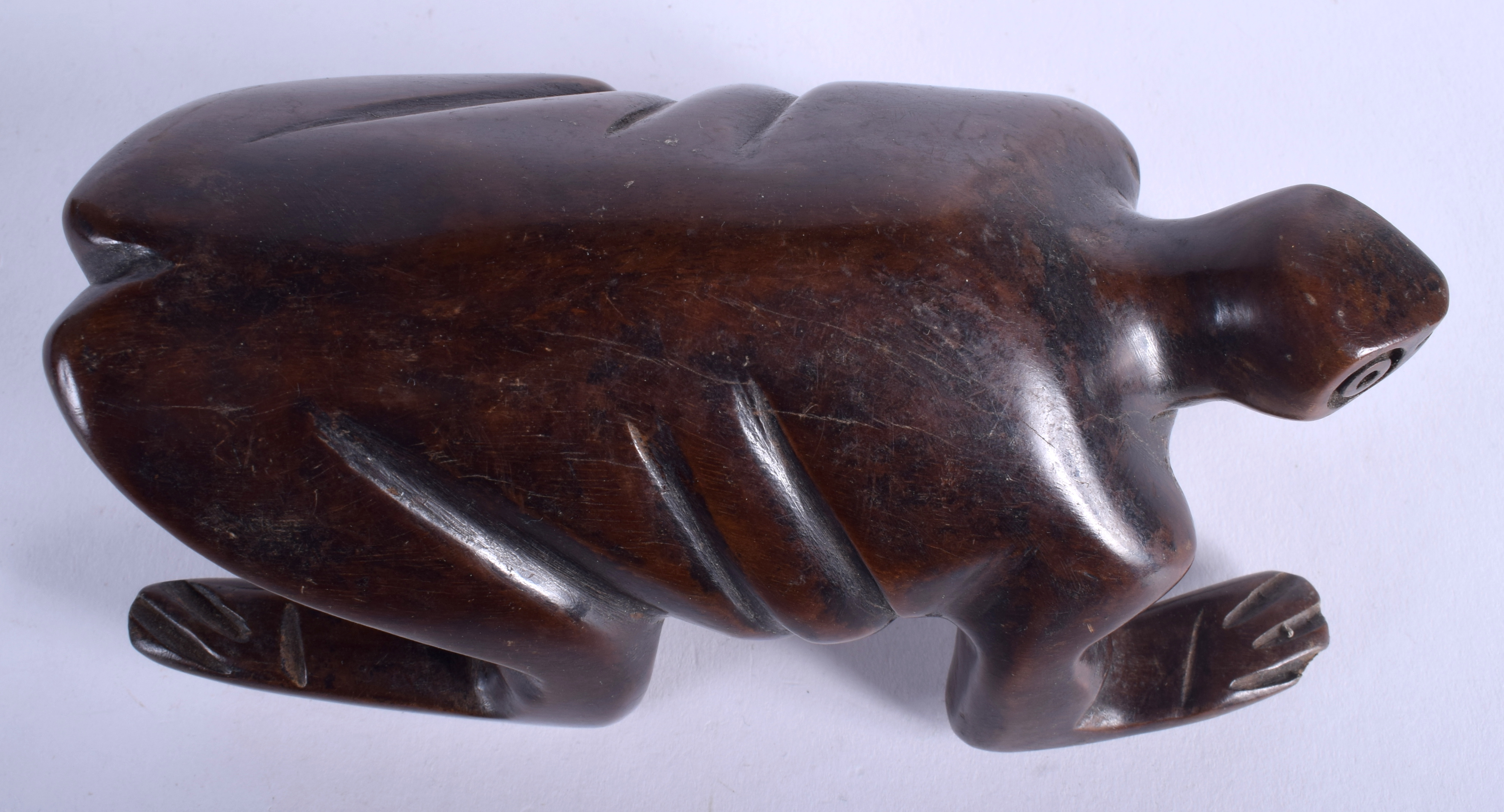 AN EARLY 20TH CENTURY CONTINENTAL CARVED WOOD FIGURE OF AN INSECT of Zoomorphic inspiration. 16 cm x - Bild 4 aus 4