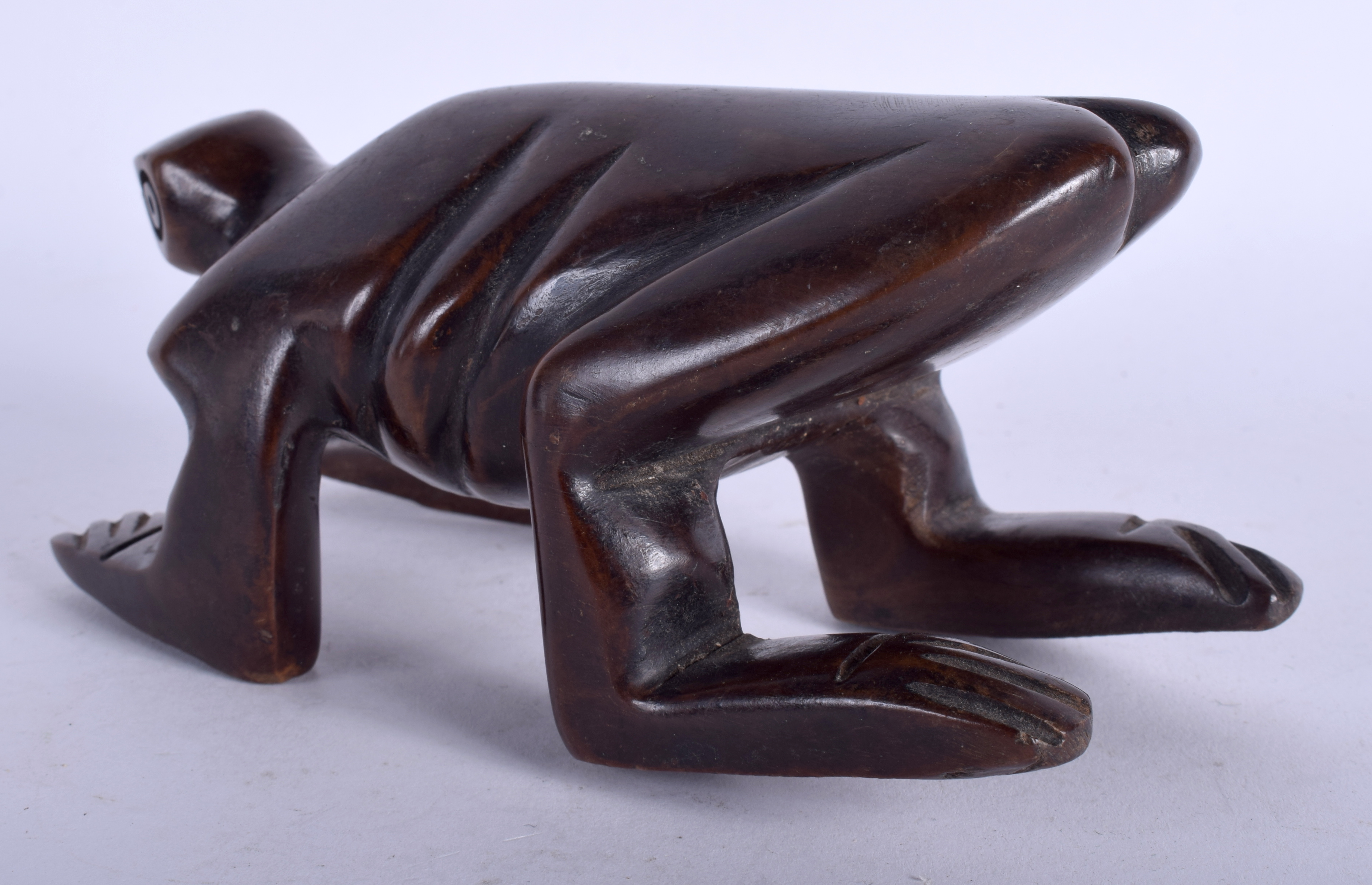 AN EARLY 20TH CENTURY CONTINENTAL CARVED WOOD FIGURE OF AN INSECT of Zoomorphic inspiration. 16 cm x - Bild 2 aus 4