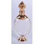 AN ANTIQUE FRENCH GOLD TOPPED SCENT BOTTLE. 7.5 cm high.