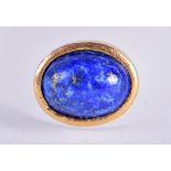 A CHINESE GOLD AND LAPIS RING. N/O.