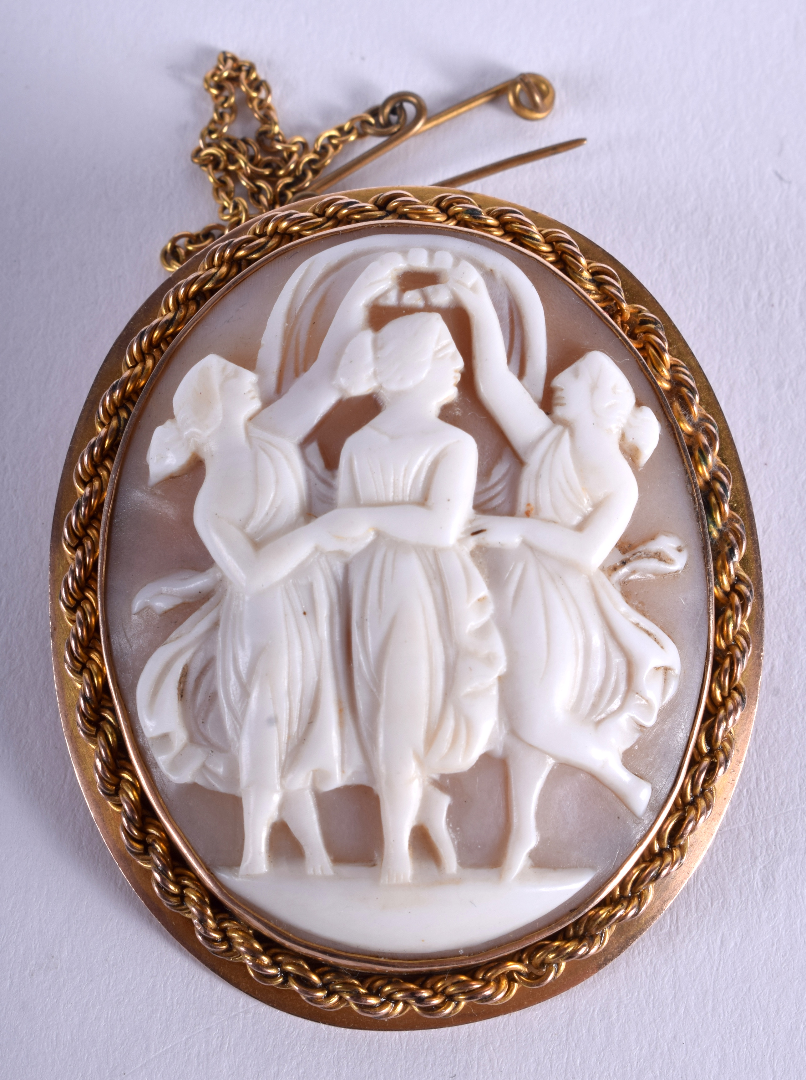 AN ANTIQUE 9CT GOLD CAMEO BROOCH. 4 cm x 4.75 cm.