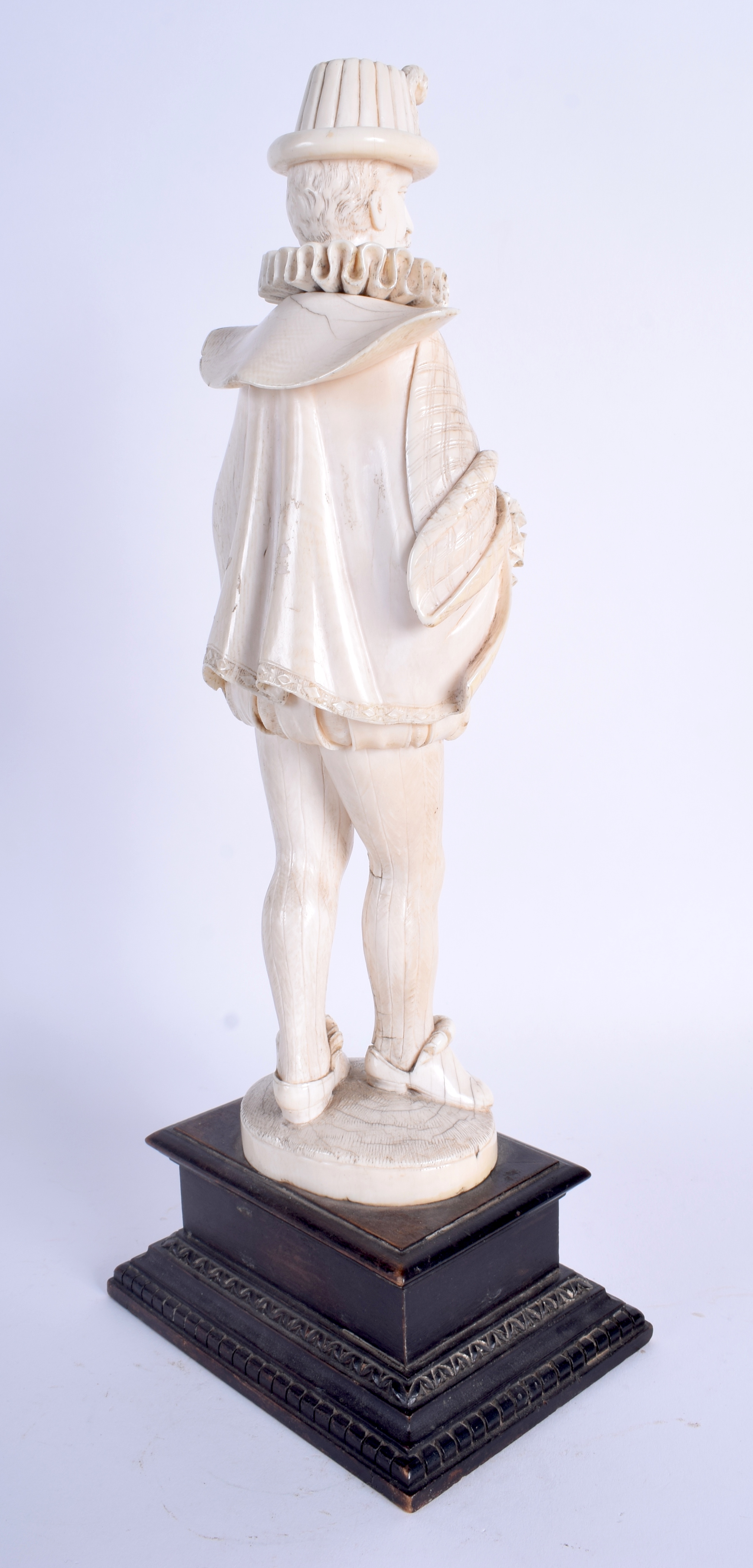 A LARGE 19TH CENTURY CONTINENTAL IVORY DIEPPE FIGURE OF A DANDY modelled in ruffles. 37 cm high. - Bild 3 aus 4