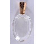 AN ANTIQUE FRENCH GOLD TOPPED SCENT BOTTLE. 7.5 cm high.