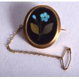 AN ANTIQUE GOLD TURQUOISE INLAID STONE BROOCH. 2.75 cm x 2.5 cm.