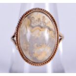 A VINTAGE 9CT GOLD AND AGATE RING. 4.5 grams. M/N.